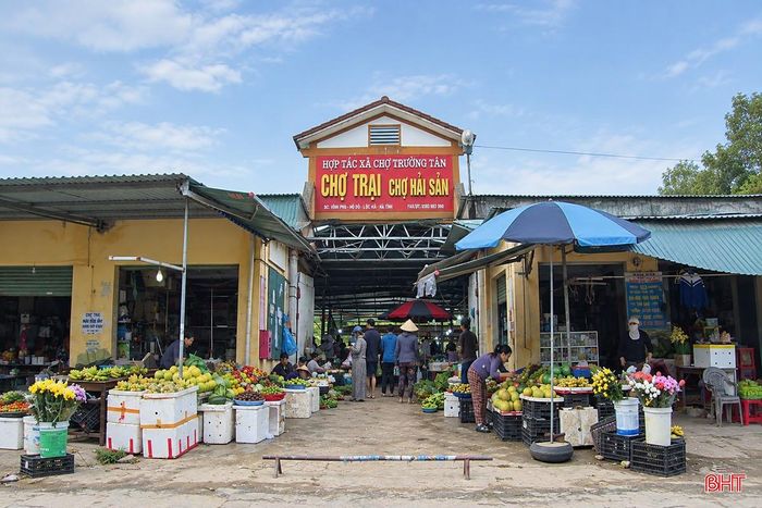 Chợ Trại nổi tiếng với các loại thủy, hải sản được ngư dân đánh bắt trên sông và vùng bãi ngang.