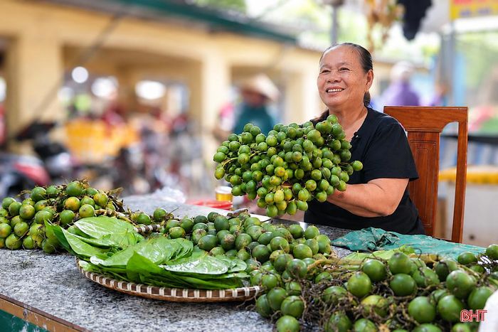 Người dân mang theo quả cau, buồng chuối vườn nhà và cả cái tình người mộc mạc đến chợ.