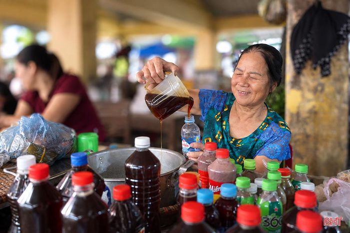 Mật mía là một trong những mặt hàng có tiếng tại chợ Trổ từ xa xưa.