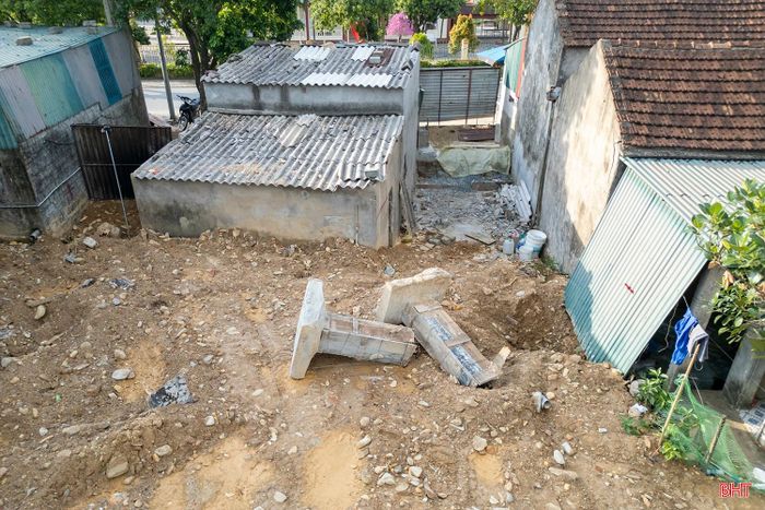 Công trình của ông Hà Quang Diễn, TDP Tân Long bị tháo dỡ do có hành vi vi phạm liên quan đến việc sử dụng đất công.