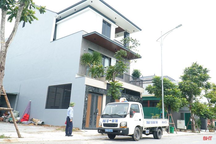 Lực lượng chức năng phường Hà Huy Tập kiểm tra việc khắc phục sai phạm tại công trình ở TDP 4 sau khi xử phạt.