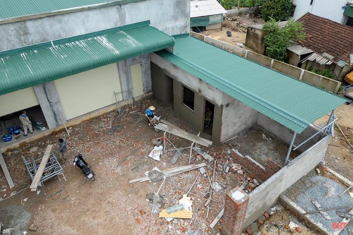 Một công trình vi phạm trật tự xây dựng vẫn tiếp tục thi công dù đã có quyết định xử phạt. Ảnh: Phường Hà Huy Tập.