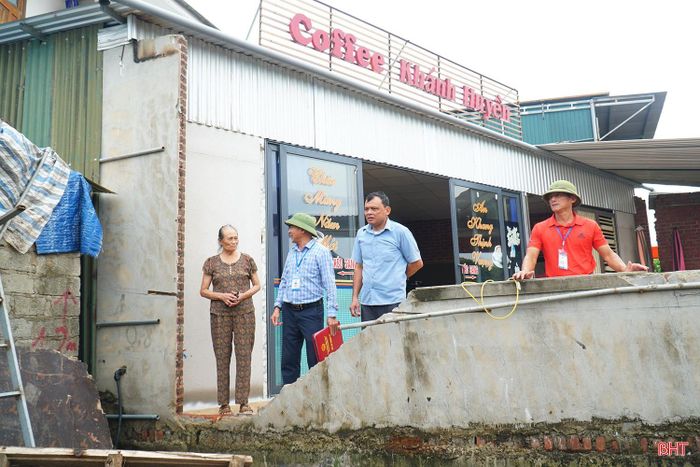 Lực lượng chức năng phường Hà Huy Tập tuyên truyền, vận động người dân chấp hành việc tháo dỡ công trình vi phạm.