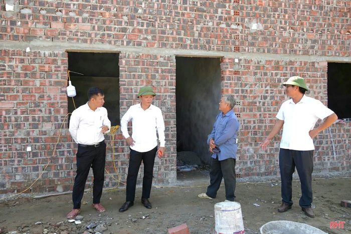 Lãnh đạo phường Vũng Áng kiểm tra, xử lý các vi phạm trật tự xây dựng trên địa bàn. Ảnh: Địa phương cung cấp