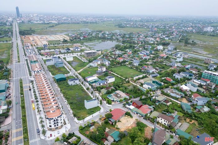 Hoạt động xây dựng diễn ra sôi động cùng với quá trình phát triển đô thị.