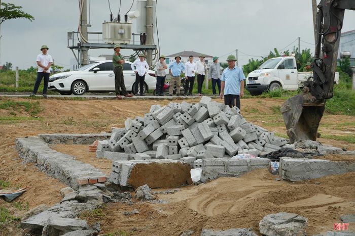 Lực lượng chức năng phường Vũng Áng tháo dỡ công trình xây dựng vi phạm tại TDP Kỳ Long. Ảnh: Địa phương cung cấp