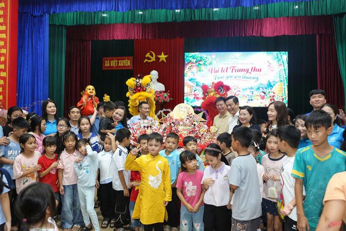 Các em thiếu nhi theo dõi các tiết mục văn nghệ và cùng các đại biểu phá cỗ vui Tết Trung thu.
