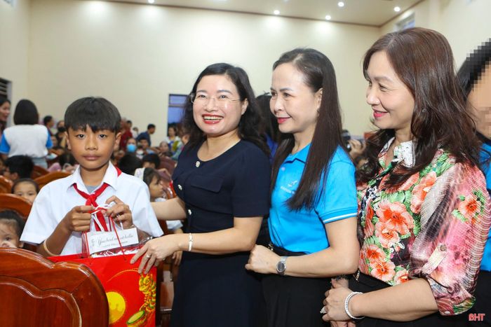 Các đại biểu tặng quà Trung thu cho các em thiếu nhi tham dự chương trình.