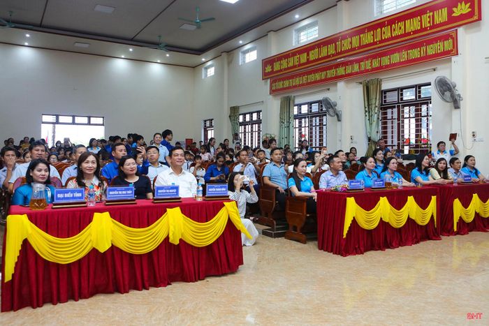Các đại biểu tham dự chương trình.