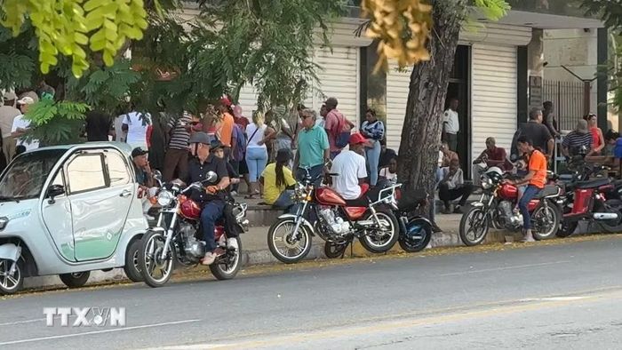 Người dân xếp hàng chờ giao dịch tại một chi nhánh ngân hàng ở thủ đô La Habana. (Ảnh: Việt Hùng/TTXVN)