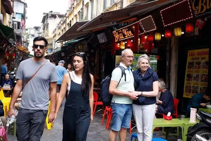 Du khách Mỹ nói riêng và thị trường khách đường dài đến Việt Nam có xu hướng trải nghiệm gần gũi với đời sống bản địa. (Ảnh: TTXVN)