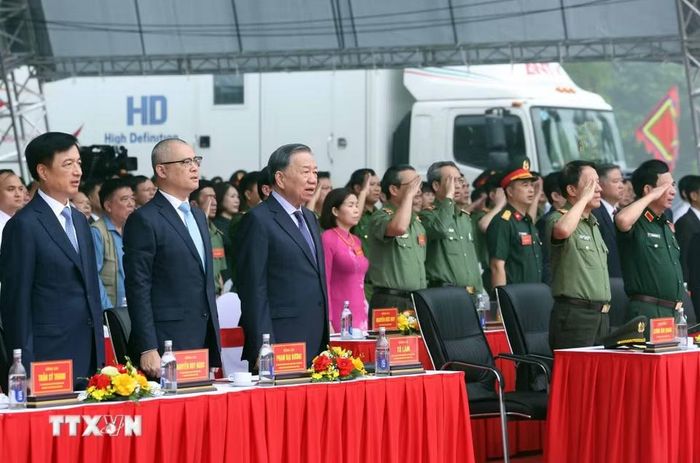 Tổng Bí thư, Chủ tịch nước Tô Lâm và các đại biểu thực hiện nghi lễ chào cờ. (Ảnh: Thống Nhất/TTXVN)