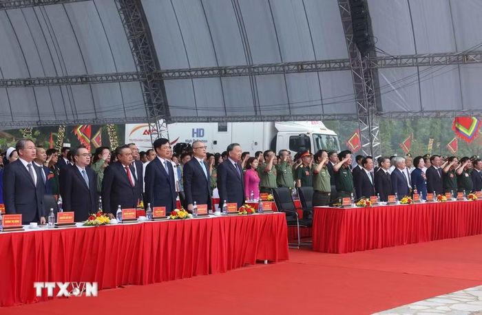 Tổng Bí thư, Chủ tịch nước Tô Lâm và các đại biểu thực hiện nghi lễ chào cờ. (Ảnh: Thống Nhất/TTXVN)
