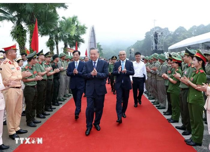 Tổng Bí thư, Chủ tịch nước Tô Lâm dự Lễ kỷ niệm 72 năm Ngày Bác Hồ về thăm Đền Hùng (19/9/1954-19/9/2026) và khánh thành Tượng đài “Bác Hồ với Ngày hội non sông.” (Ảnh: Thống Nhất/TTXVN)