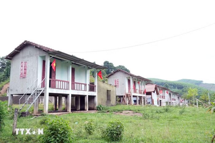 Những ngôi nhà được xây kiên cố thay thế dần những căn nhà tạm, xuống cấp trước đây tại bản Rào Tre. (Ảnh: Hữu Quyết/TTXVN)