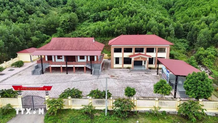 Nhà văn hóa cộng đồng bản Rào Tre là nơi sinh hoạt chung của đồng bào Chứt. (Ảnh: Hữu Quyết/TTXVN)