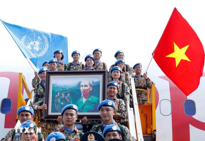 Gìn giữ hòa bình Liên hợp quốc là lĩnh vực Việt Nam tham gia trực tiếp, ngày càng chuyên nghiệp và thực chất, đóng góp nhân lực cho các phái bộ của Liên hợp quốc. Trong ảnh: Đội Công binh số 2 lên đường thực hiện nhiệm vụ gìn giữ hòa bình Liên hợp quốc tại Abyei (8/2023). (Ảnh: An Đăng/TTXVN)