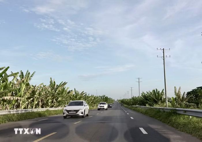 Các phương tiện lưu thông trên tuyến tránh Long Xuyên. (Ảnh: Thanh Sang/TTXVN)