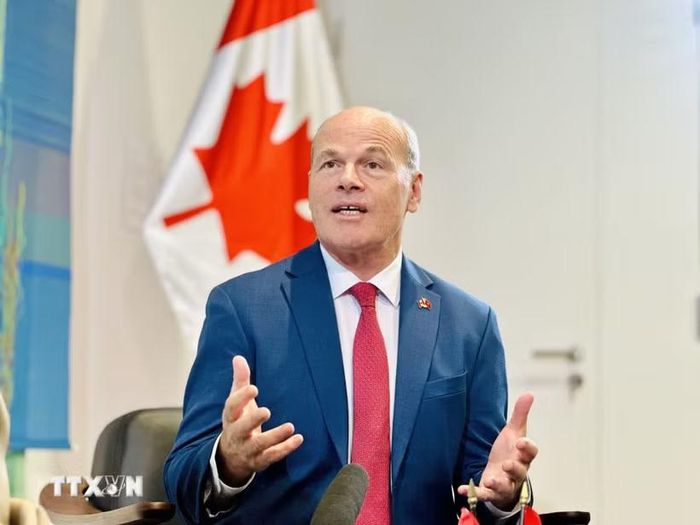 Đại sứ Canada tại Việt Nam Jim Nickel trả lời phỏng vấn của phóng viên Thông tấn xã Việt Nam. (Ảnh: Việt Đức/TTXVN)