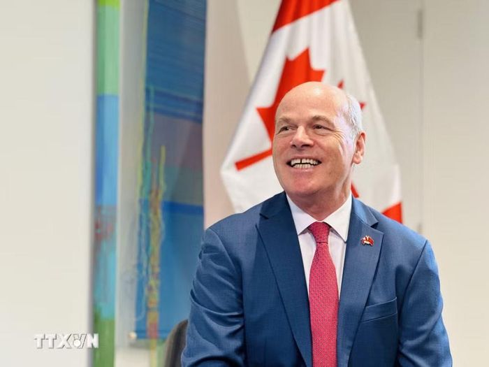 Đại sứ Canada tại Việt Nam Jim Nickel trả lời phỏng vấn của phóng viên Thông tấn xã Việt Nam. (Ảnh: Việt Đức/TTXVN)