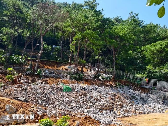 Hiện trường một công trình vi phạm tại khu vực hồ Đồng Đò, sau khi được lực lượng chức năng tổ chức phá dỡ sáng 4/9/2026. (Ảnh: Trung Nguyên/TTXVN)