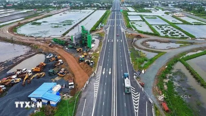 Thi công tại nút giao IC 10 thuộc dự án cao tốc Cần Thơ-Cà Mau. (Ảnh: Tuấn Phi/TTXVN)