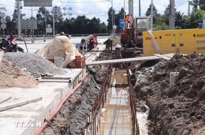 Công nhân tập trung đẩy nhanh tiến độ thi công nút giao IC 6 đảm bảo hoàn thành trong tháng 9. (Ảnh: Tuấn Phi/TTXVN)