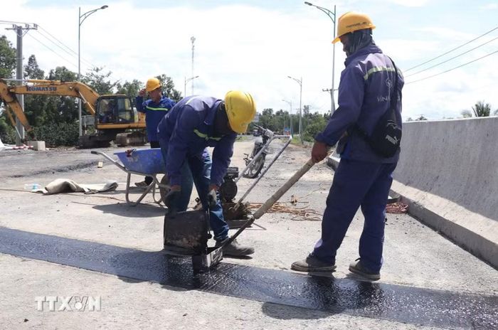 Thi công tại nút giao IC 10 thuộc dự án cao tốc Cần Thơ- Cà Mau. (Ảnh: Tuấn Phi/TTXVN)