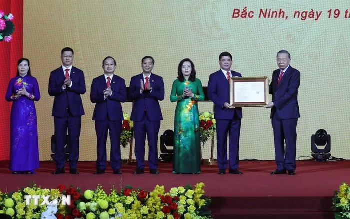 Tổng Bí thư, Chủ tịch nước Tô Lâm trao Nghị quyết của Quốc hội về việc thành lập thành phố Bắc Ninh cho lãnh đạo Thành phố. (Ảnh: Thống Nhất/TTXVN)