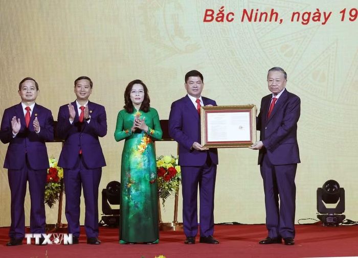 Tổng Bí thư, Chủ tịch nước Tô Lâm trao Nghị quyết của Quốc hội về việc thành lập thành phố Bắc Ninh cho lãnh đạo Thành phố. (Ảnh: Thống Nhất/TTXVN)