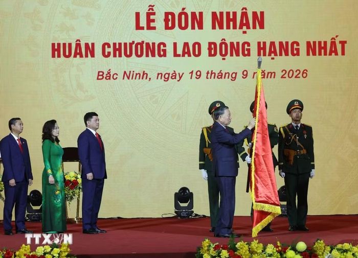 Tổng Bí thư, Chủ tịch nước Tô Lâm trao tặng Huân chương Lao động hạng Nhất cho Đảng bộ, chính quyền và Nhân dân thành phố Bắc Ninh. (Ảnh: Thống Nhất/TTXVN)