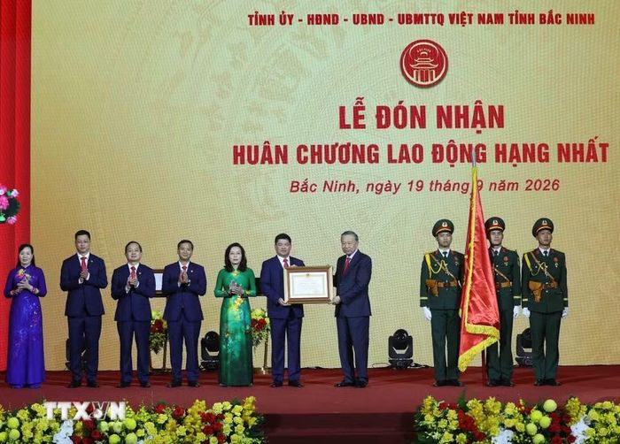 Tổng Bí thư, Chủ tịch nước Tô Lâm trao tặng Huân chương Lao động hạng Nhất cho Đảng bộ, chính quyền và Nhân dân thành phố Bắc Ninh. (Ảnh: Thống Nhất/TTXVN)