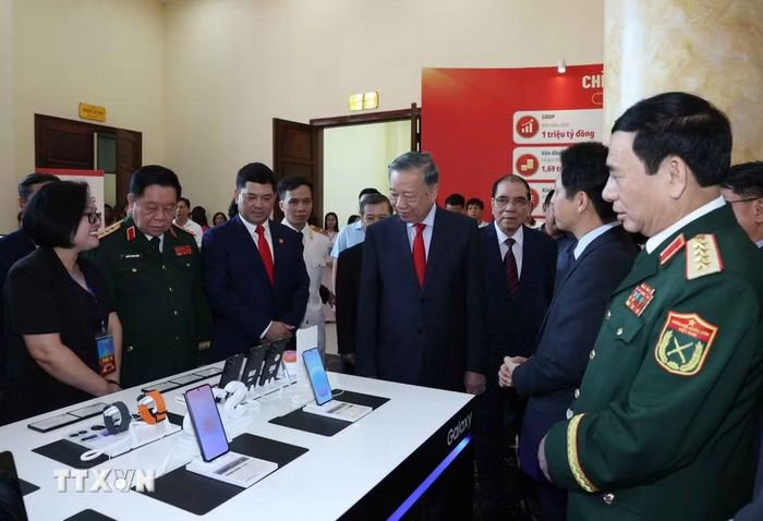 Tổng Bí thư, Chủ tịch nước Tô Lâm xem trưng bày thành tựu của thành phố Bắc Ninh. (Ảnh: Thống Nhất/TTXVN)