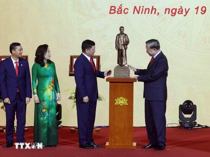 Tổng Bí thư, Chủ tịch nước Tô Lâm tặng bức tượng Chủ tịch Hồ Chí Minh cho thành phố Bắc Ninh. (Ảnh: Thống Nhất/TTXVN)