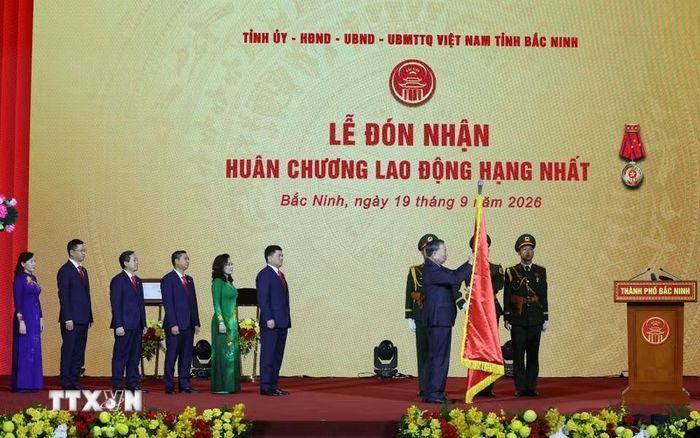 Tổng Bí thư, Chủ tịch nước Tô Lâm trao tặng Huân chương Lao động hạng Nhất cho Đảng bộ, chính quyền và Nhân dân thành phố Bắc Ninh. (Ảnh: Thống Nhất/TTXVN)