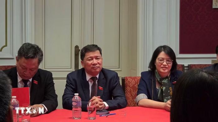 Phó Chủ nhiệm Ủy ban Văn hóa và Xã hội của Quốc hội Tạ Văn Hạ cùng Đoàn công tác tại buổi làm việc với Đại sứ quán Việt Nam tại Vương quốc Bỉ, ngày 16/9 tại Brussels. (Ảnh: Anh Tùng/TTXVN)