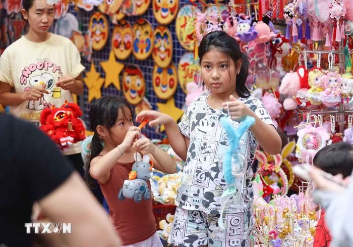 Trẻ được lựa chọn những món đồ chơi yêu thích làm quà Tết Trung Thu. (Ảnh: Thanh Tùng/TTXVN)