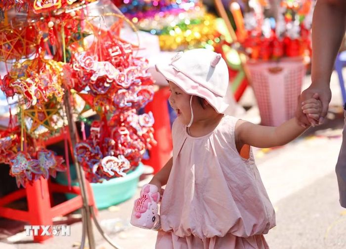 Trẻ được lựa chọn những món đồ chơi yêu thích làm quà Tết Trung Thu. (Ảnh: Thanh Tùng/TTXVN)