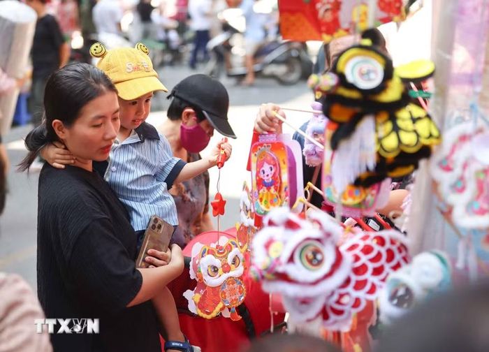 Trẻ được lựa chọn những món đồ chơi yêu thích làm quà Tết Trung Thu. (Ảnh: Thanh Tùng/TTXVN)