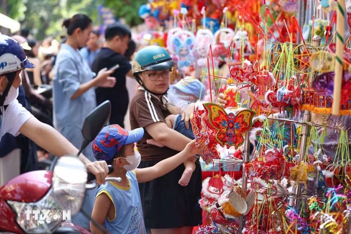 Trẻ được lựa chọn những món đồ chơi yêu thích làm quà Tết Trung Thu. (Ảnh: Thanh Tùng/TTXVN)