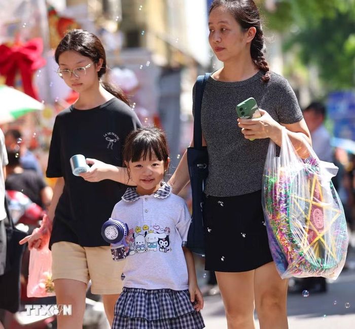 Trẻ vui tươi khi được hòa mình vào không khí rực rỡ sắc màu Trung Thu trên phố Hàng Mã. (Ảnh: Thanh Tùng/TTXVN)