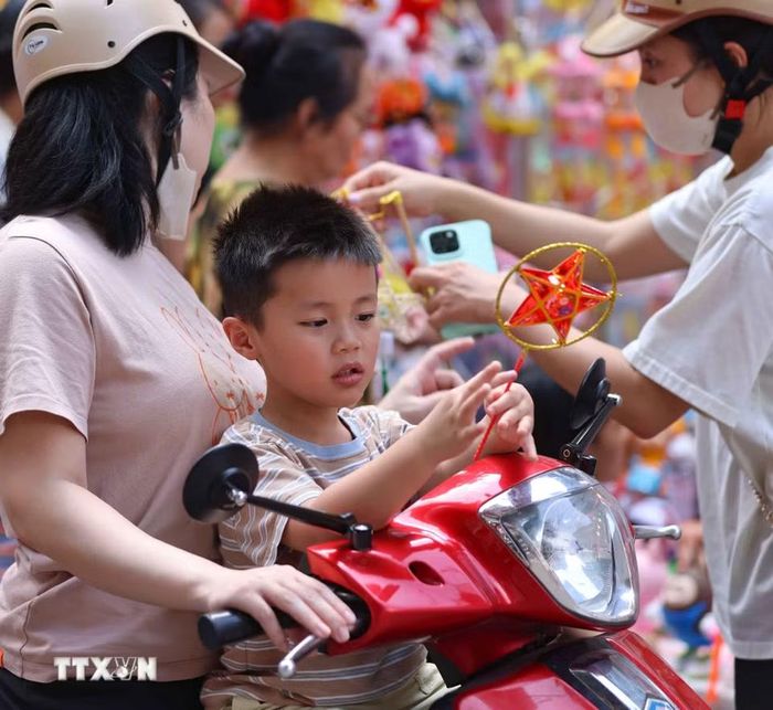 Những món đồ chơi truyền thống được các bé yêu thích. (Ảnh: Thanh Tùng/TTXVN)