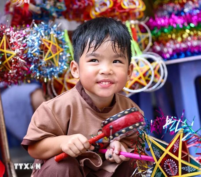 Những món đồ chơi truyền thống được các bé yêu thích. (Ảnh: Thanh Tùng/TTXVN)