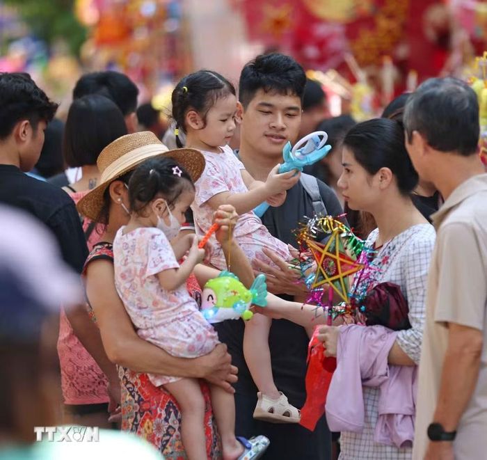 Trẻ được lựa chọn những món đồ chơi yêu thích làm quà Tết Trung Thu. (Ảnh: Thanh Tùng/TTXVN)