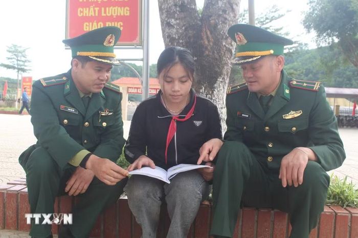 (Hình minh họa) Chương trình “Con nuôi Đồn biên phòng” đã trở thành điểm tựa vững chắc, giúp nhiều trẻ em vùng cao biên giới có hoàn cảnh đặc biệt khó khăn. (Ảnh: Nguyễn Nam/TTXVN)