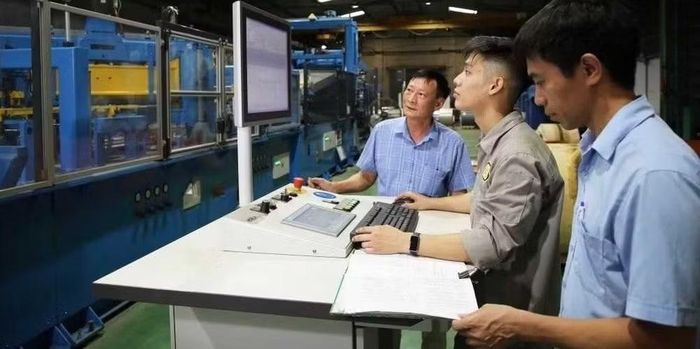 Công ty Cổ phần Thiết bị điện Cẩm Phả đầu tư hệ thống dây chuyền cắt tôn silic tự động lập trình cắt với độ chính xác cao, công nghệ Đức hơn 40 tỷ đồng để thực hiện chế tạo máy biến áp 220kV. (Ảnh: Cổng Thông tin điện tử thành phố Quảng Ninh)