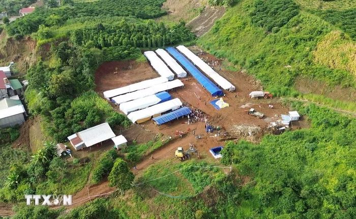 Khu lán trại tạm được bố trí làm nơi sơ tán cho người dân thôn Đắk Snao (xã Quảng Sơn, Lâm Đồng) trên diện tích khoảng 3.000m2. (Ảnh: Nguyễn Huy Thành/TTXVN)