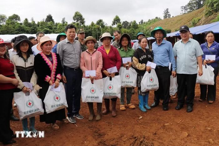 Lãnh đạo tỉnh Lâm Đồng thăm hỏi, động viên và trao quà cho người dân thôn Đắk Snao (xã Quảng Sơn) phải tạm thời di dời do tình trạng sụt lún đất. (Ảnh: Nguyễn Huy Thành/TTXVN)