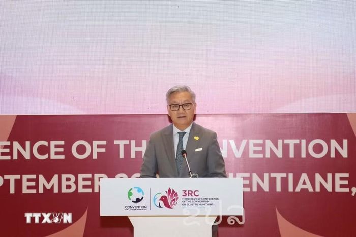 Ông Thongsavanh Phomvihane, Phó Thủ tướng, Bộ trưởng Bộ Ngoại giao, Chủ tịch Ủy ban Quản lý quốc gia về giải quyết vấn đề bom mìn chưa nổ còn sót lại tại Lào phát biểu bế mạc hội nghị. (Ảnh: Xuân Tú/TTXVN)