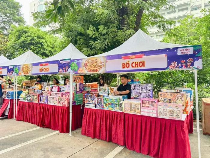 Các gian hàng đồ chơi tặng miễn phí cho các bệnh nhi. (Ảnh: PV/Vietnam+)
